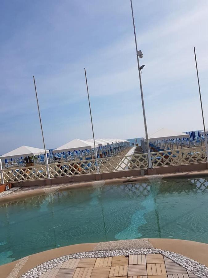 Brezza Marina Bed & Breakfast Marina Di Carrara Ngoại thất bức ảnh